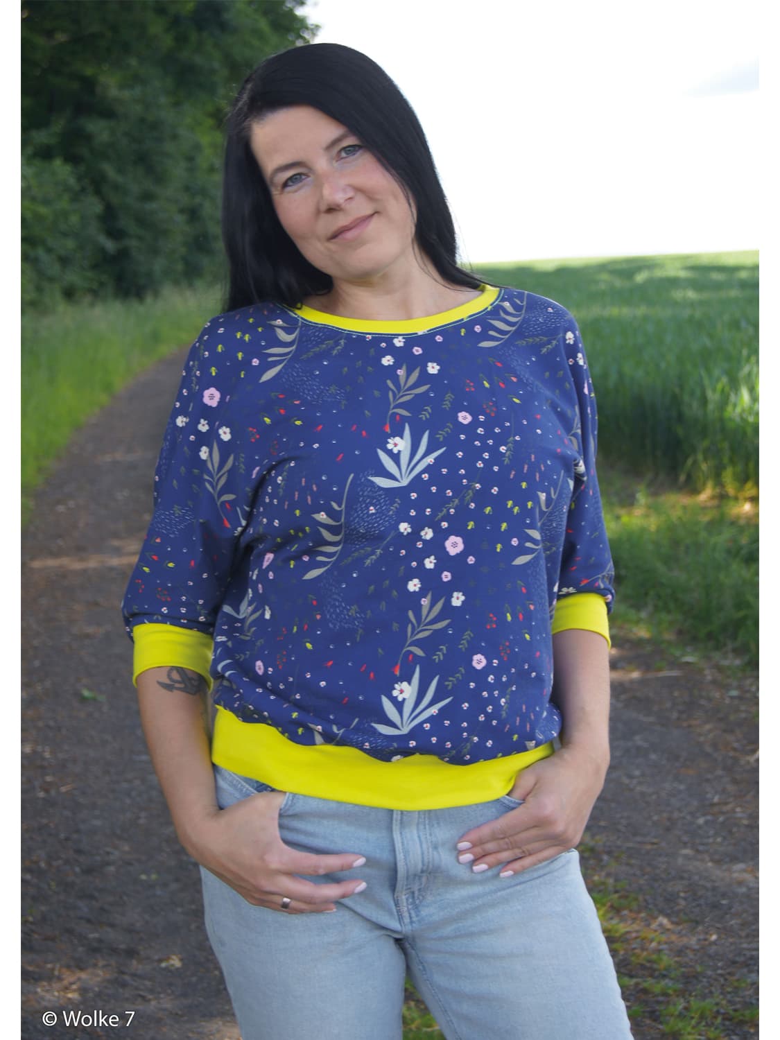 stoff-french-terry-sommersweat-unangeraut-swafing-femke-fruehjahr-2023-bluemchen-dunkelblau-naehbeispiel