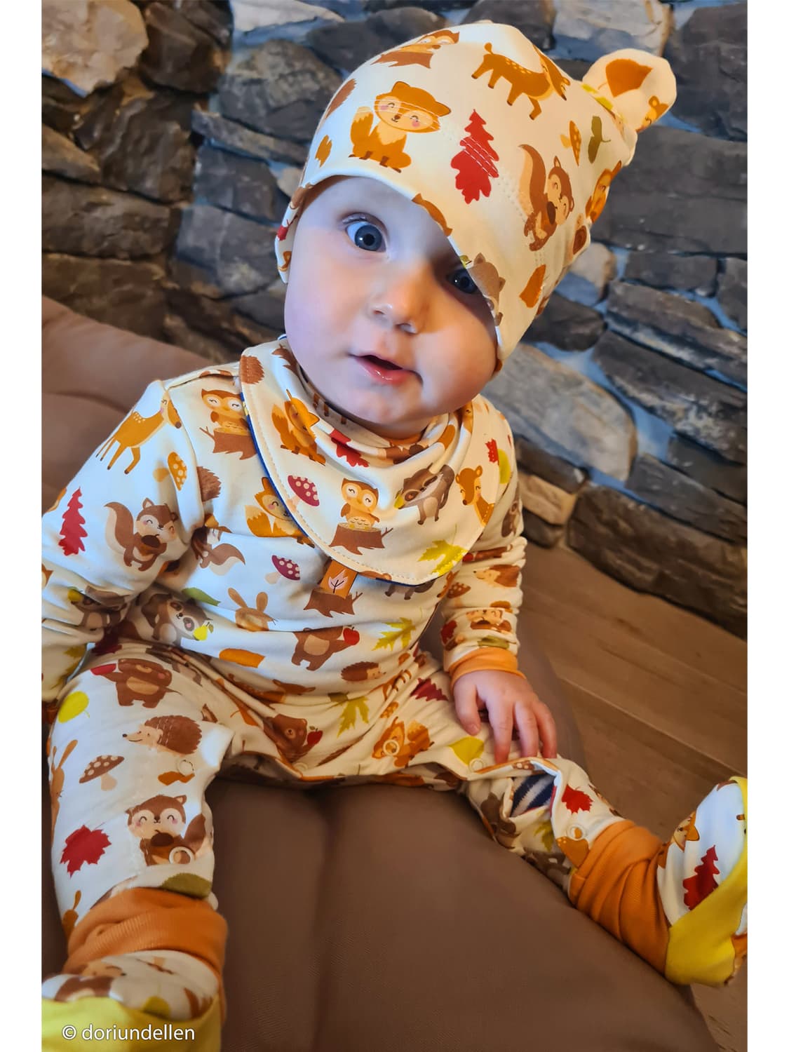 stoff-french-terry-sommersweat-unangeraut-swafing-tomke-herbst-winter-2023-24-herbstwald-blaetter-tiere-creme-naehbeispiel