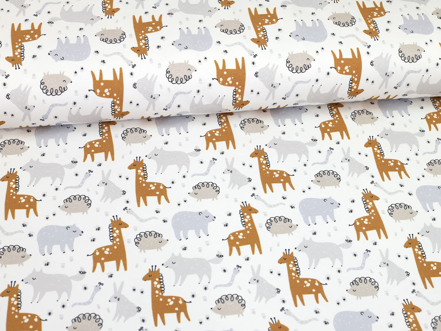 stoff-french-terry-sweat-sommersweat-baumwolle-tiere-baby-animals-kleine-wildtiere-giraffe-baer-igel-hase-fuchs-wolf-hase-weiss-ocker-beige-grau-2