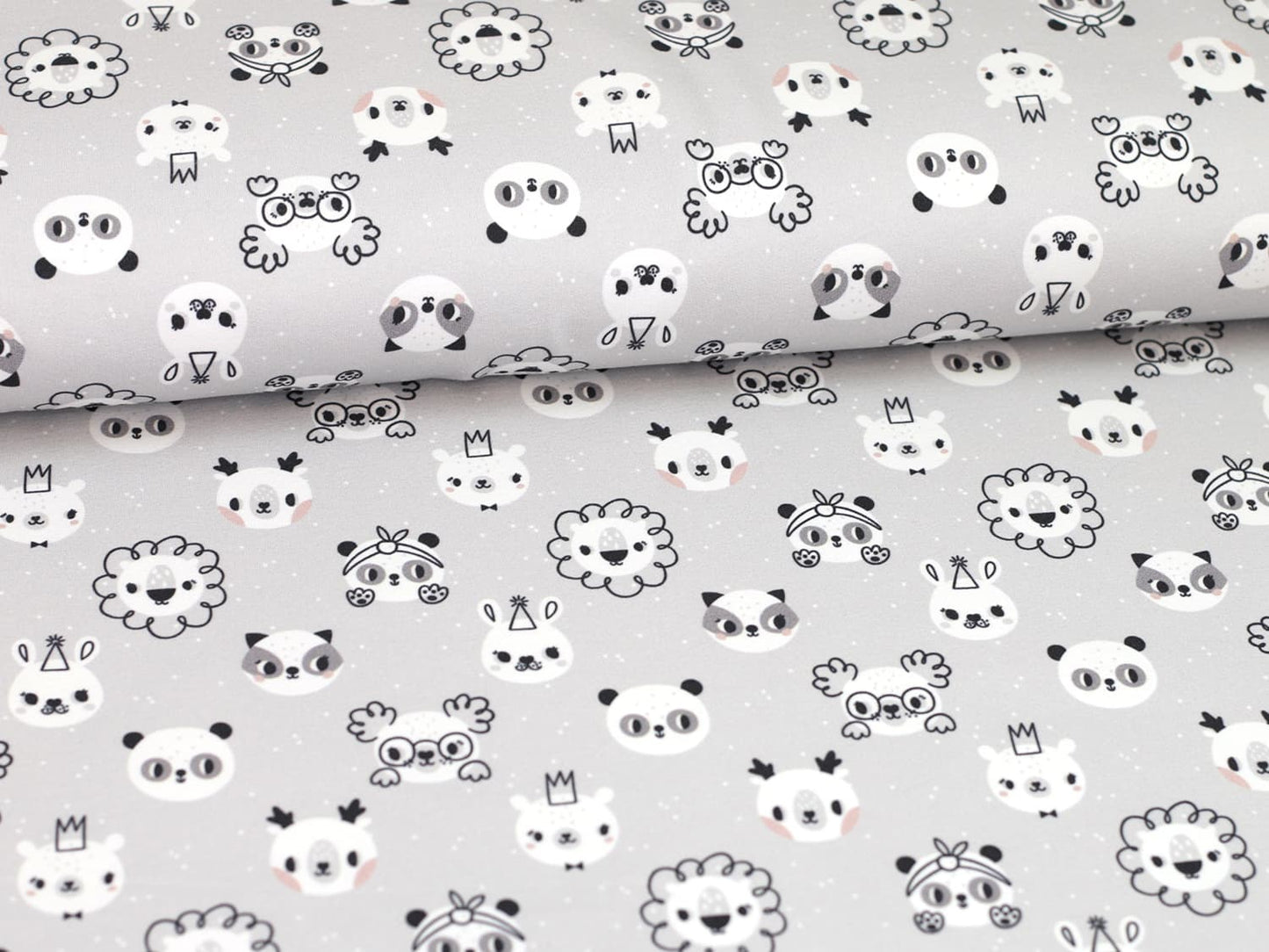 stoff-french-terry-sweat-sommersweat-baumwolle-tiere-baby-animals-kleine-wildtiere-kopf-koepfe-tupfen-loewe-koala-katze-reh-baer-panda-waschbaer-grau-weiss-2