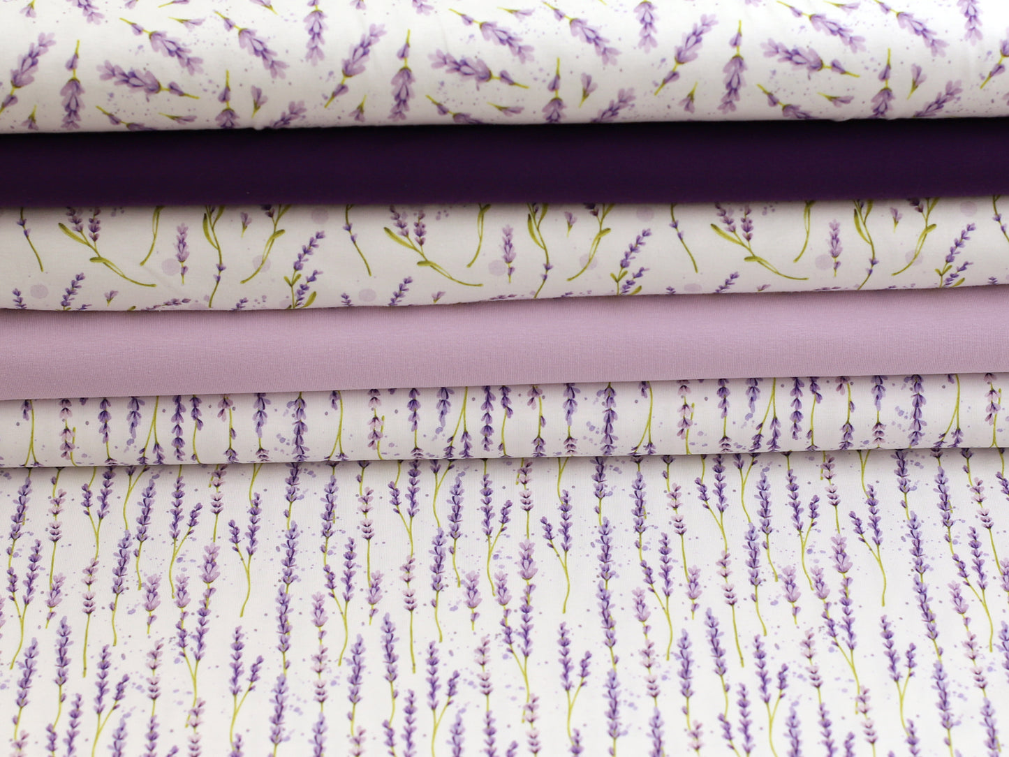 leichter Jersey Stoff Aquarell Lavendel in verschiedenen Lavendel- und lila Tönen, ideal für sommerliche Nähprojekte.