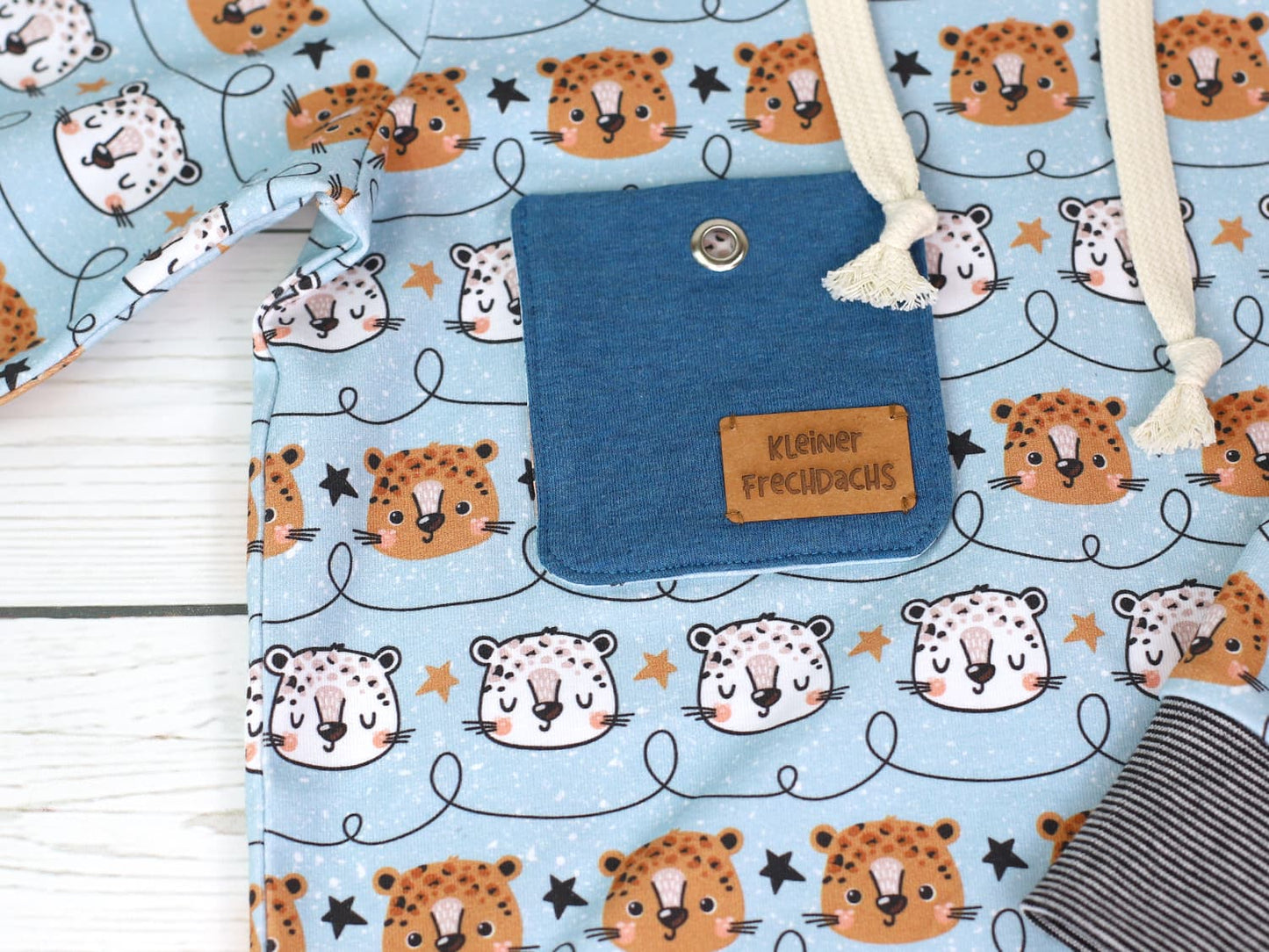 stoff-jersey-baumwolle-baumwolljersey-kathi-kunterbunt-kleiner-tiger-sterne-kringel-hellblau-naehbeispiel-pullover-2