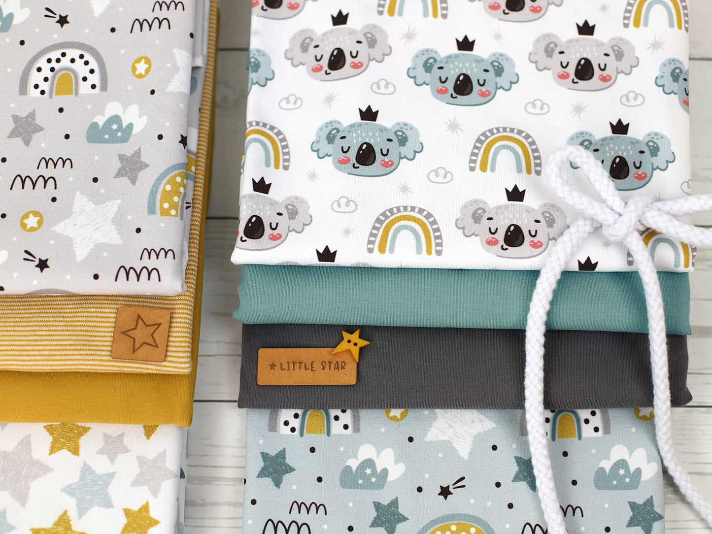 stoff-jersey-baumwolle-baumwolljersey-kathi-kunterbunt-koala-regenbogen-rainbow-sterne-wolken-krone-senf-aqua-grau-serie