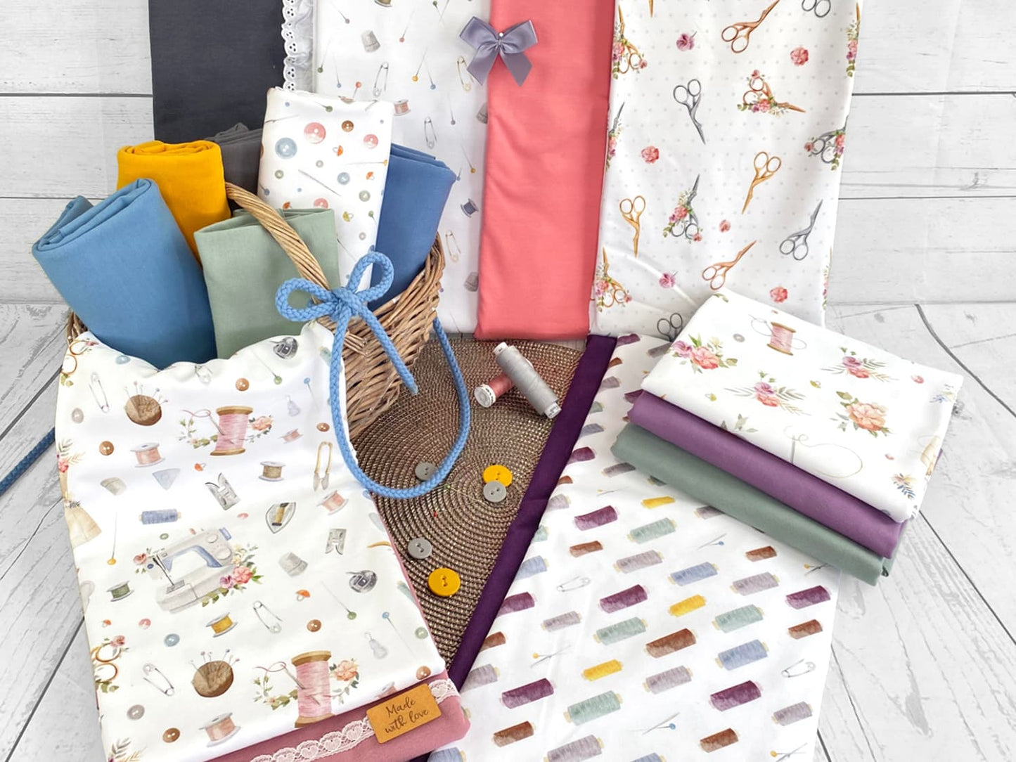 stoff-jersey-baumwolle-baumwolljersey-kathi-kunterbunt-naehliebe-naehen-naehzubehoer-naeh-serie-schere-naehmaschine-garn-knopefe-verschiedene-muster