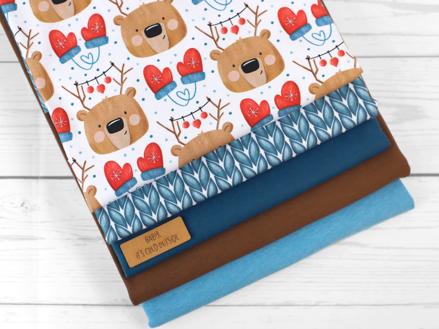 stoff-jersey-baumwolle-baumwolljersey-kathi-kunterbunt-weihnachten-baer-mit-geweih-weihnachtskugeln-handschuhe-herz-tupfen-braun-rot-petrol-kombistoffe