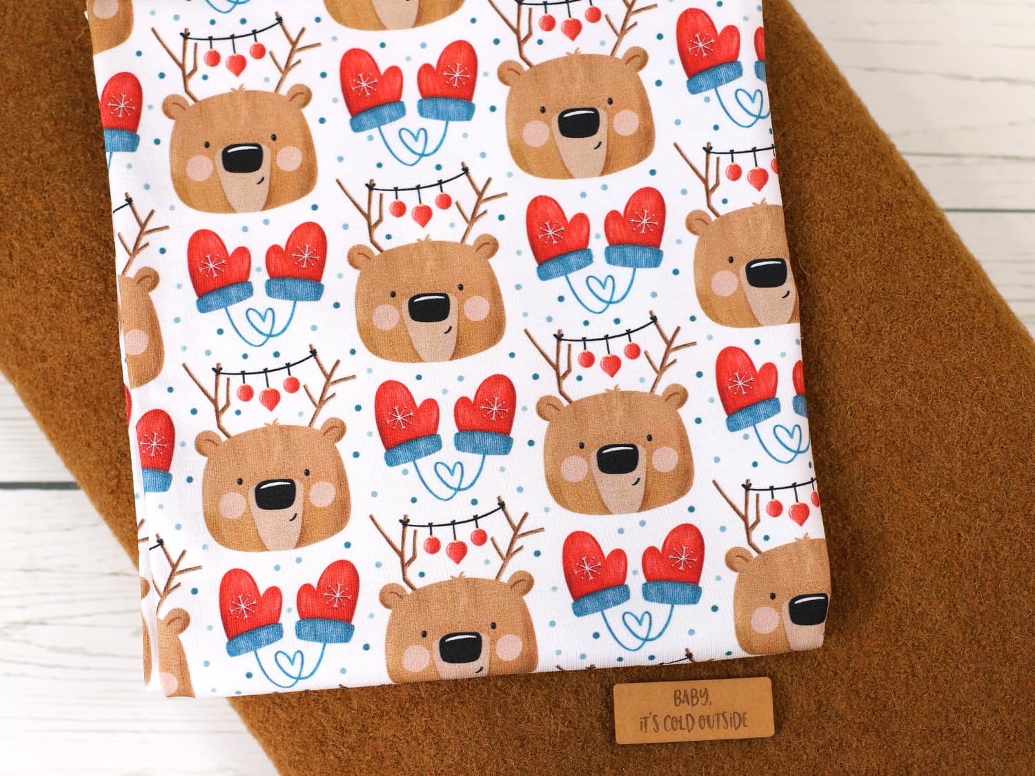 stoff-jersey-baumwolle-baumwolljersey-kathi-kunterbunt-weihnachten-baer-mit-geweih-weihnachtskugeln-handschuhe-herz-tupfen-braun-rot-petrol-walk-ocker