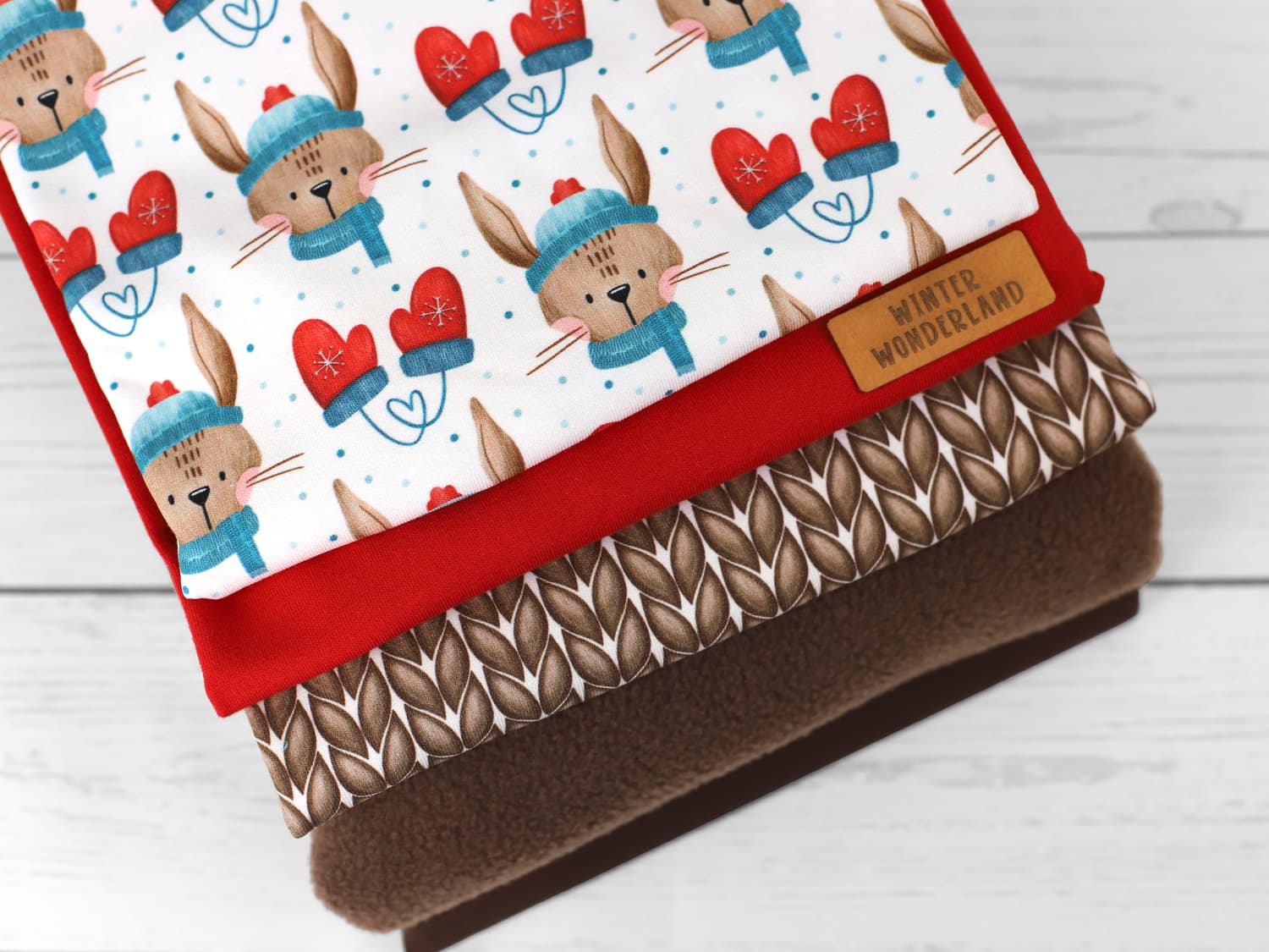 stoff-jersey-baumwolle-baumwolljersey-kathi-kunterbunt-weihnachten-hase-mit-muetze-handschuhe-herz-tupfen-braun-rot-petrol-kombistoffe