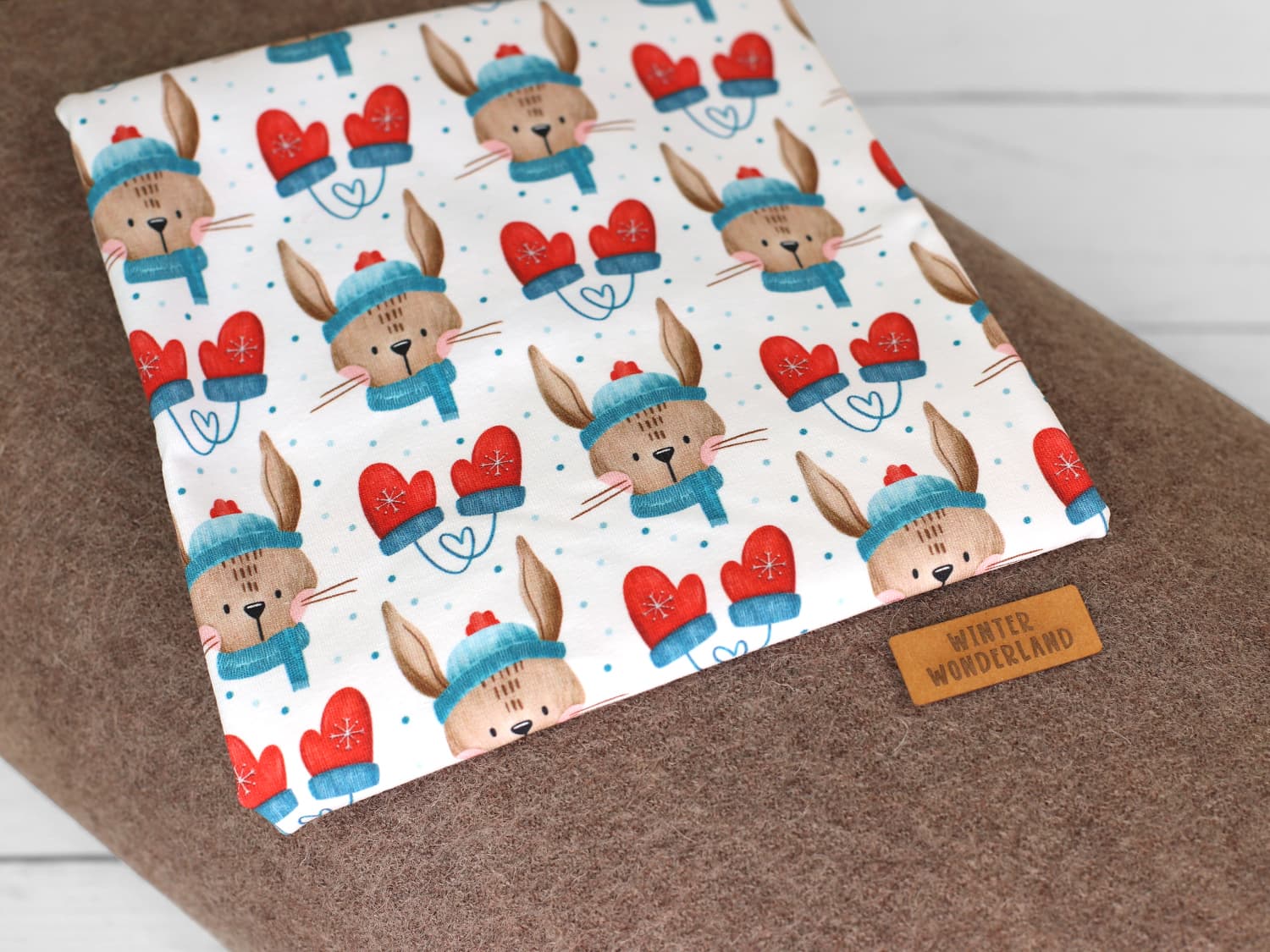 stoff-jersey-baumwolle-baumwolljersey-kathi-kunterbunt-weihnachten-hase-mit-muetze-handschuhe-herz-tupfen-braun-rot-petrol-walk-hellbraun