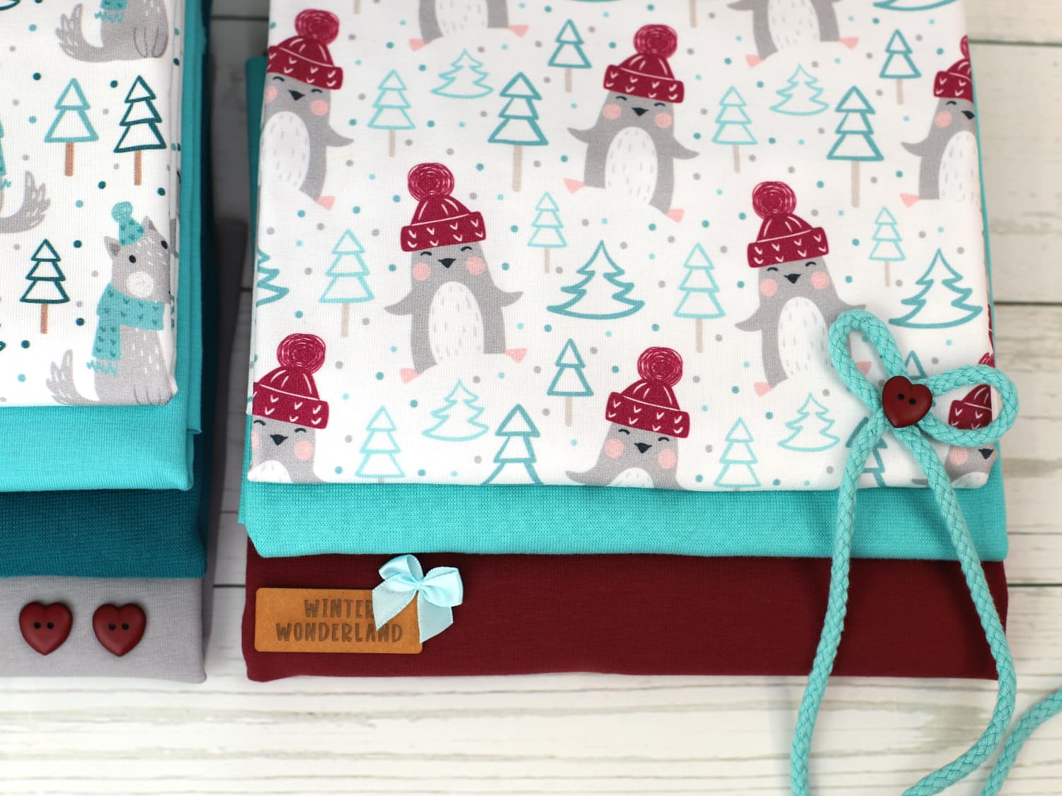 stoff-jersey-baumwolle-baumwolljersey-kathi-kunterbunt-winter-pinguin-mit-muetze-baum-im-wald-mint-bordeaux-2