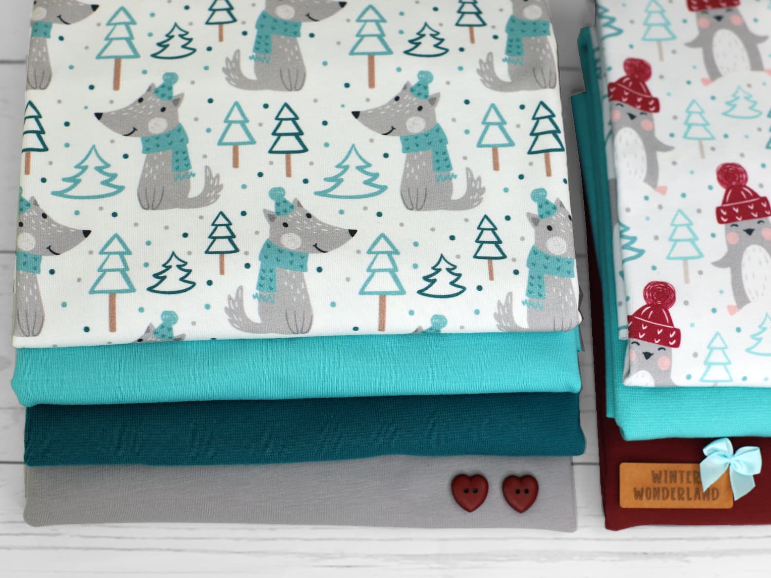 stoff-jersey-baumwolle-baumwolljersey-kathi-kunterbunt-winter-wolf-mit-muetze-und-schal-baum-im-wald-mint-petrol-2
