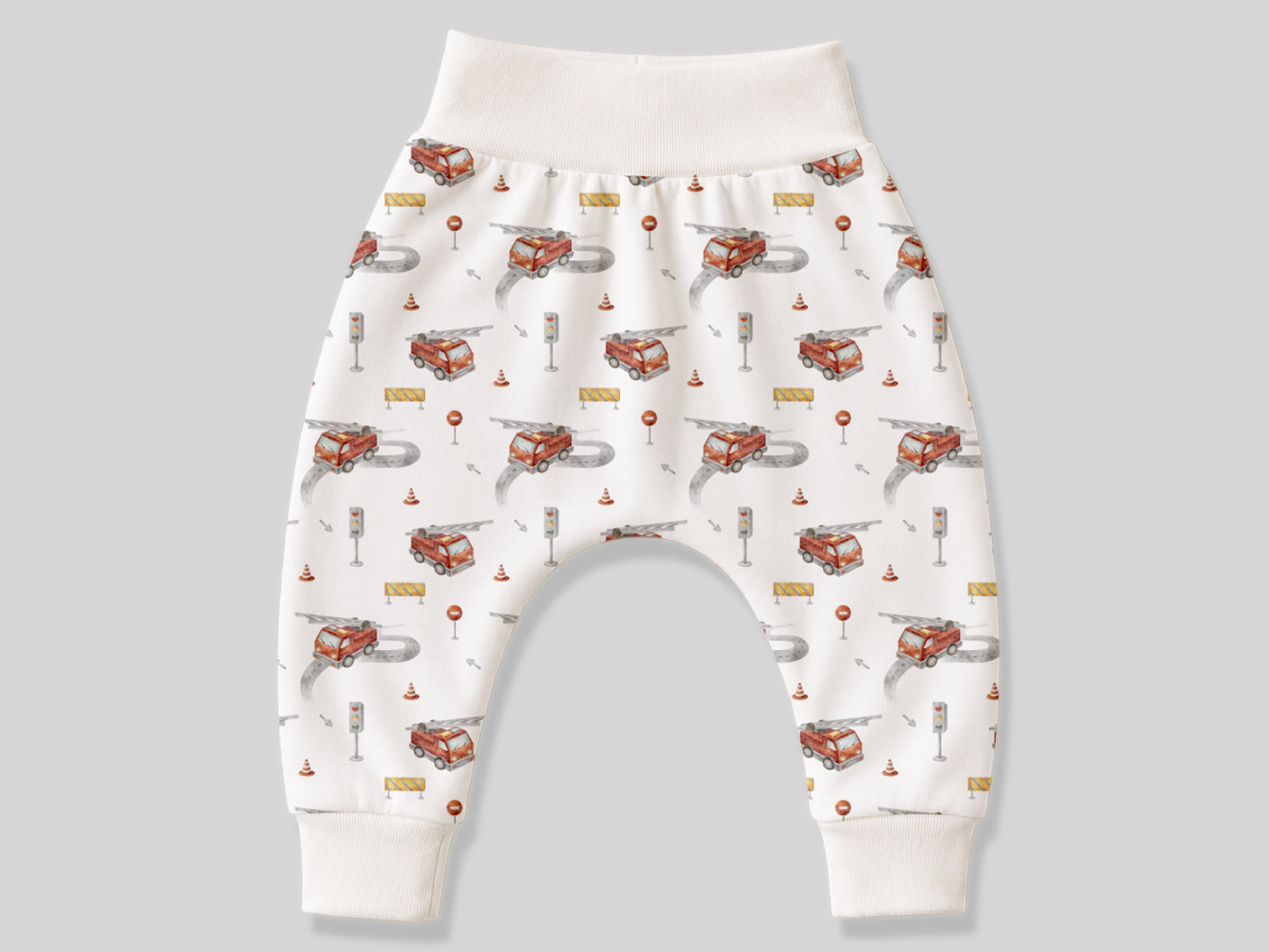 Feuerwehr Jersey Stoff Baby-Hose mit Feuerwehrmotiven, ideal für den Sommer, leicht und bequem, 95% Baumwolle, 5% Elasthan.