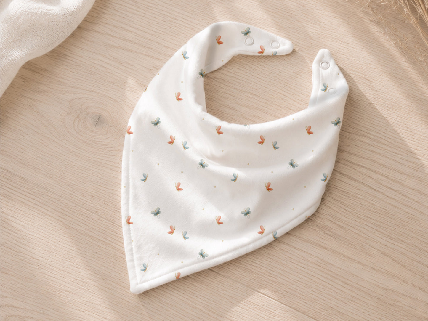 Jersey Stoff Mini Schmetterlinge kaufen - hochwertiges Babyhalstuch mit buntem Muster auf hellem Hintergrund.
