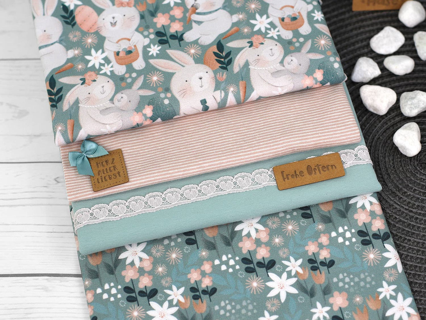stoff-jersey-baumwolljersey-meterware-hasen-ostern-serie-hasen-picknick-altmint