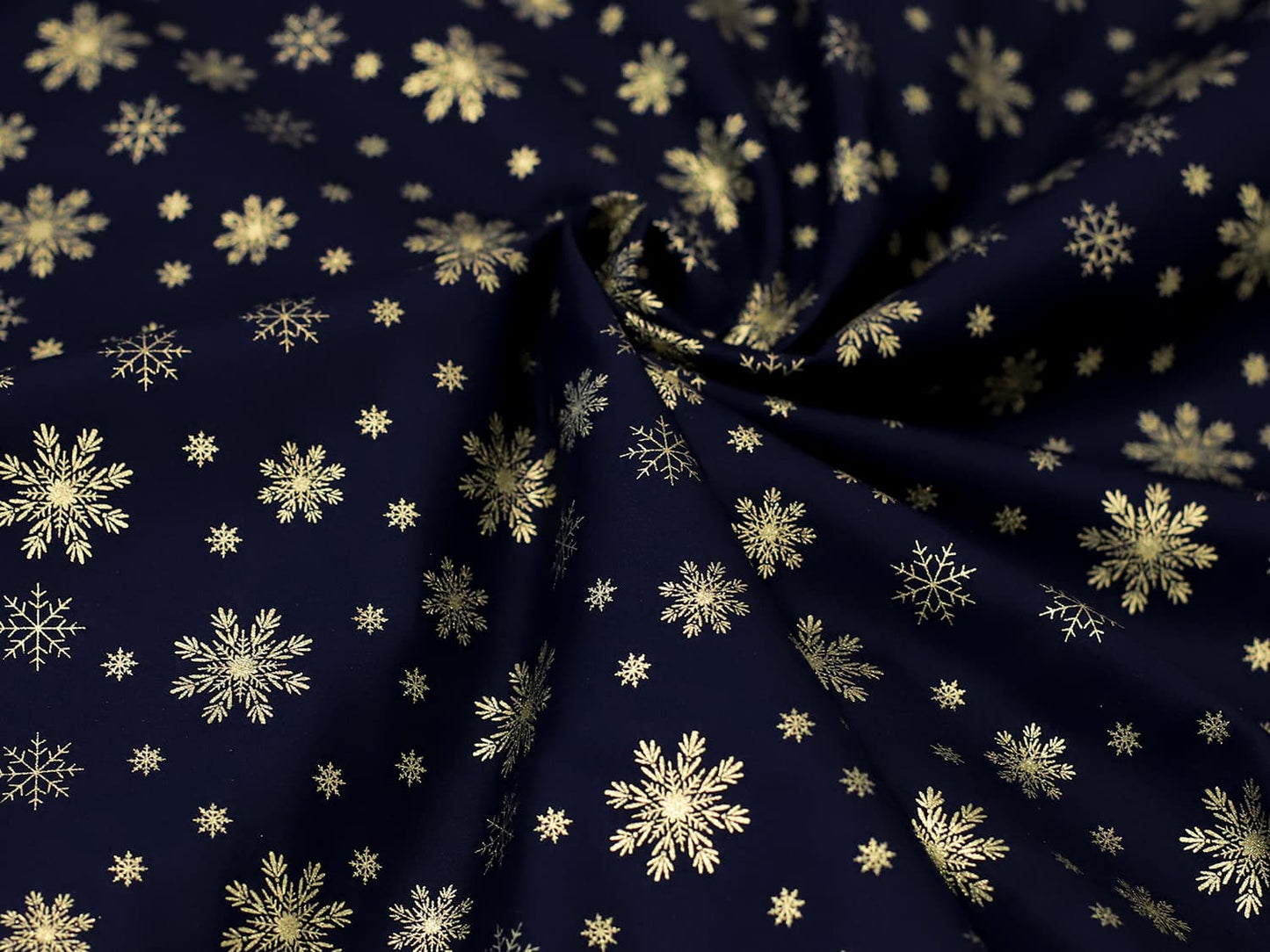 stoff-weihnachten-baumwolle-webware-schnee-schneeflocken-gold-auf-marine-dunkelblau-2