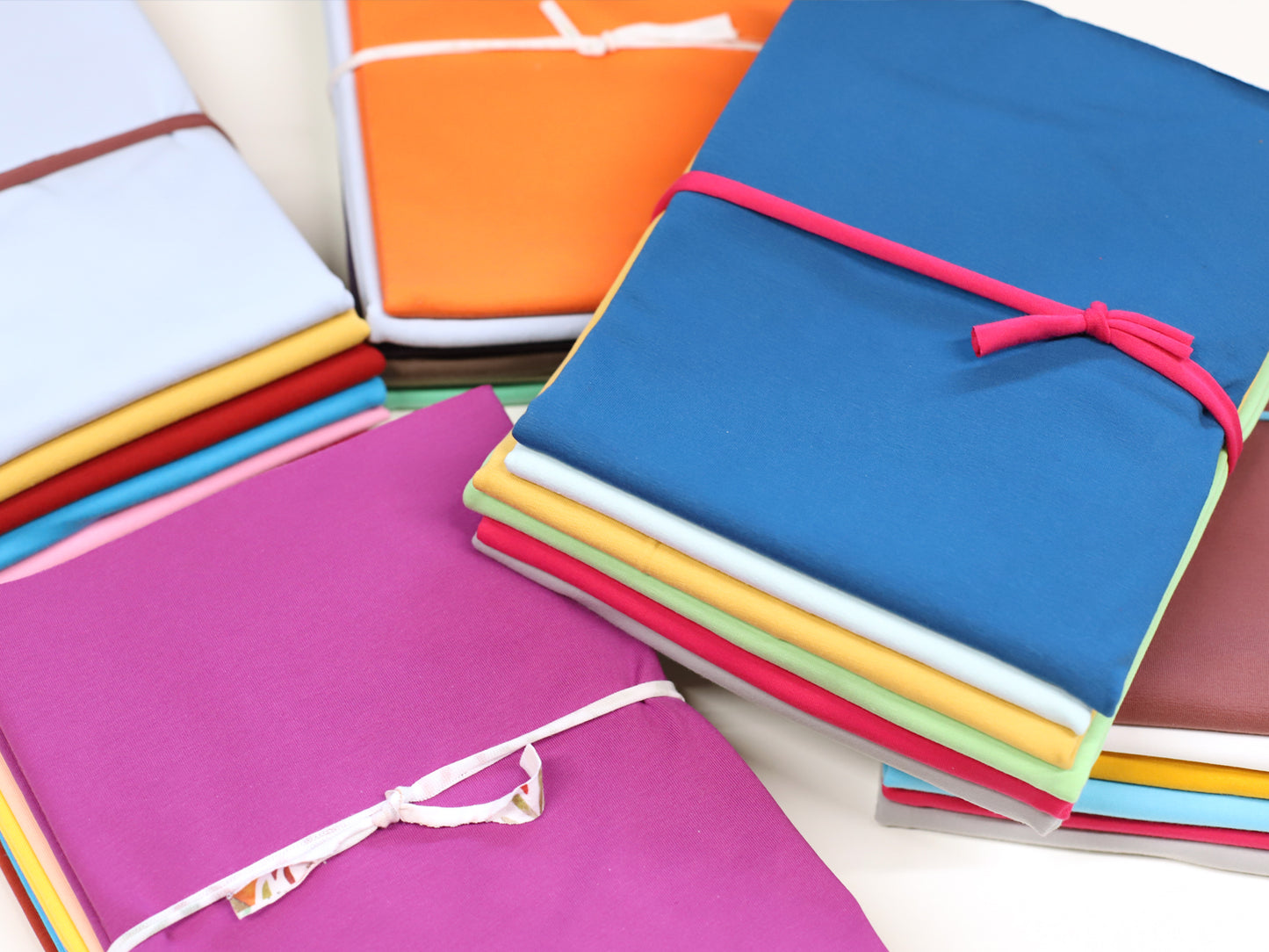 Baumwolljersey Überraschungs-Paket - Bunte Stoffe in verschiedenen Farben, ideal für kreative Nähprojekte.