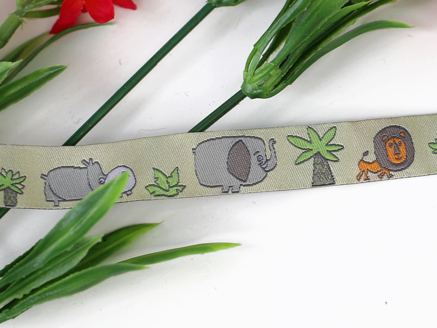 webband-im-dschungel-nilpferd-elefant-loewe