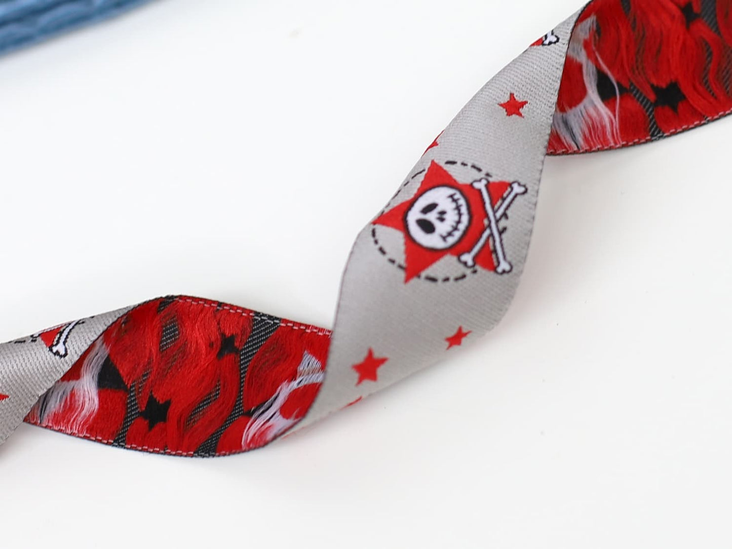 webband-totenkopf-stern-grau-rot-2