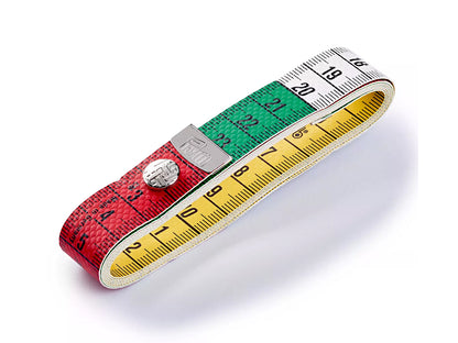 Prym Color Plus Maßband 150 cm in rotem, grünem und gelbem Design mit Druckknopf und robusten Metallfassungen.