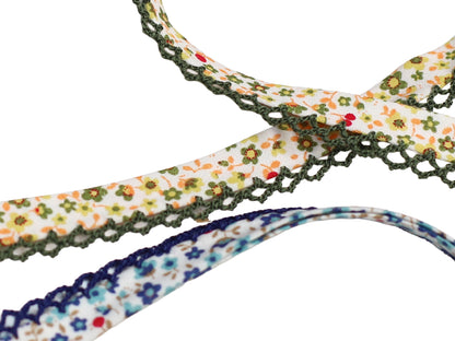 oliv schrägband mit häkelborte in verschiedenen Blumenmustern auf einem weißen Hintergrund