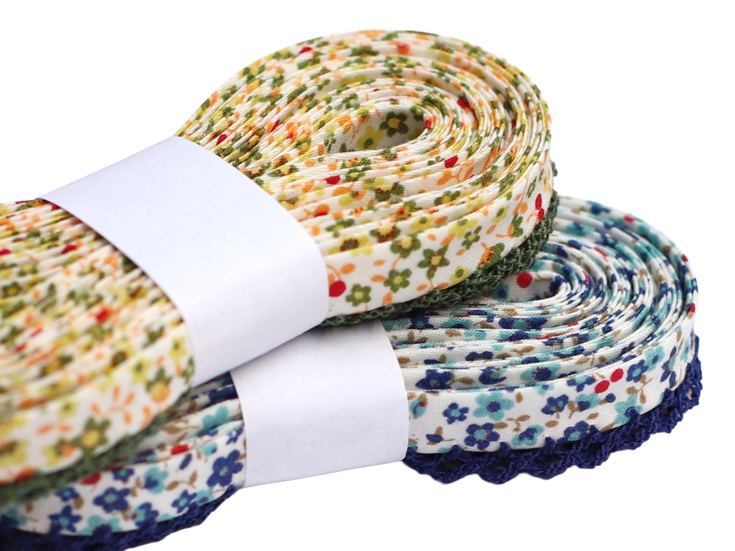Oliv schrägband mit häkelborte, dekoriert mit bunten Streublümchen für kreative Nähprojekte.