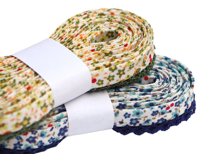 Oliv schrägband mit häkelborte, dekoriert mit bunten Streublümchen für kreative Nähprojekte.