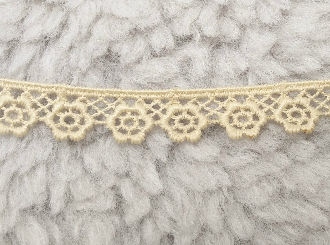 beige Spitze Blümchen 13mm auf weichem Hintergrund, 100% Polyester, ca. 2,00m lang