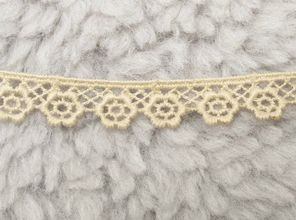 beige Spitze Blümchen 13mm auf weichem Hintergrund, 100% Polyester, ca. 2,00m lang