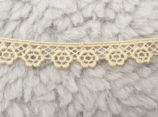 beige Spitze Blümchen 13mm auf weichem Hintergrund, 100% Polyester, ca. 2,00m lang
