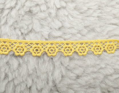 RESTSTÜCK Spitze Blümchen 13mm - senfgelb ca. 1,42m Blümchen-Spitze in senfgelb, perfekt für Deko und Nähprojekte.