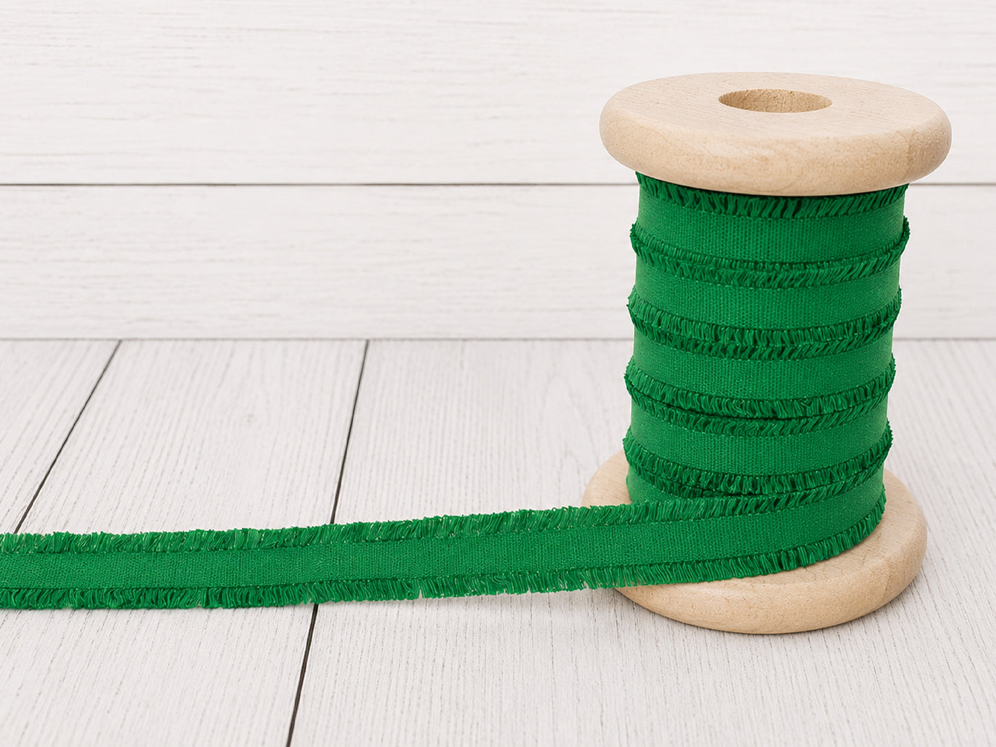 Rüschen Gummiband - grasgrün auf Holzspule, ideal für Nähprojekte und Verzierungen, 100% Polyester.