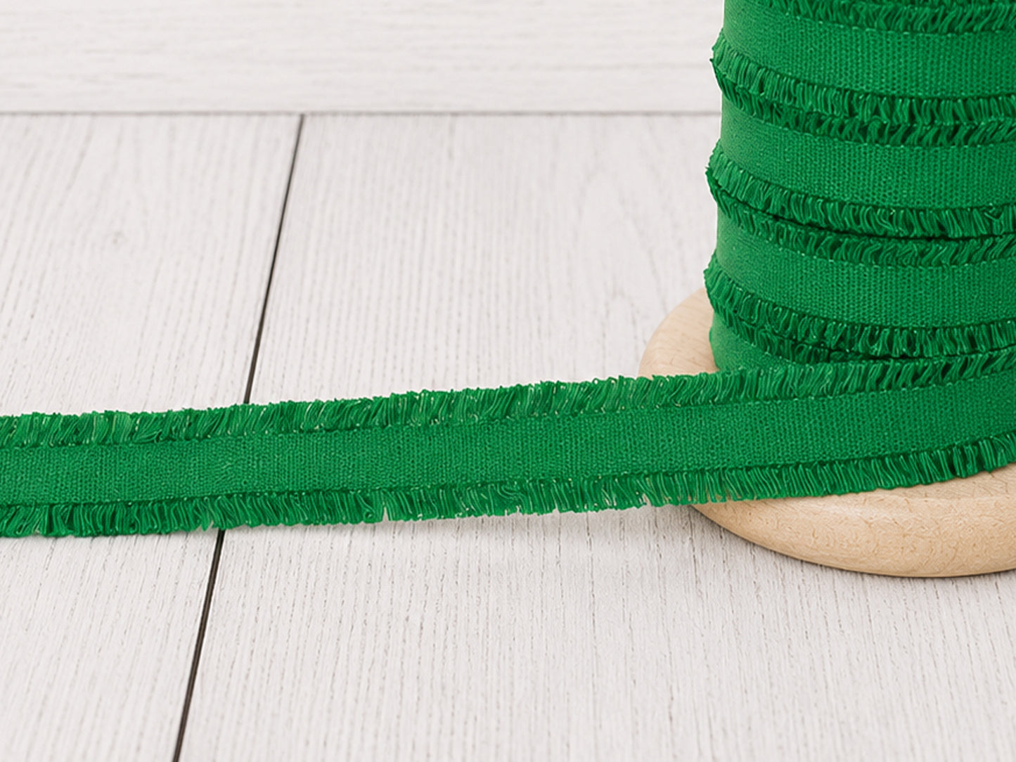 Rüschen Gummiband - grasgrün auf Rolle, 100% Polyester, ca. 14 mm breit, ideal für Nähprojekte.