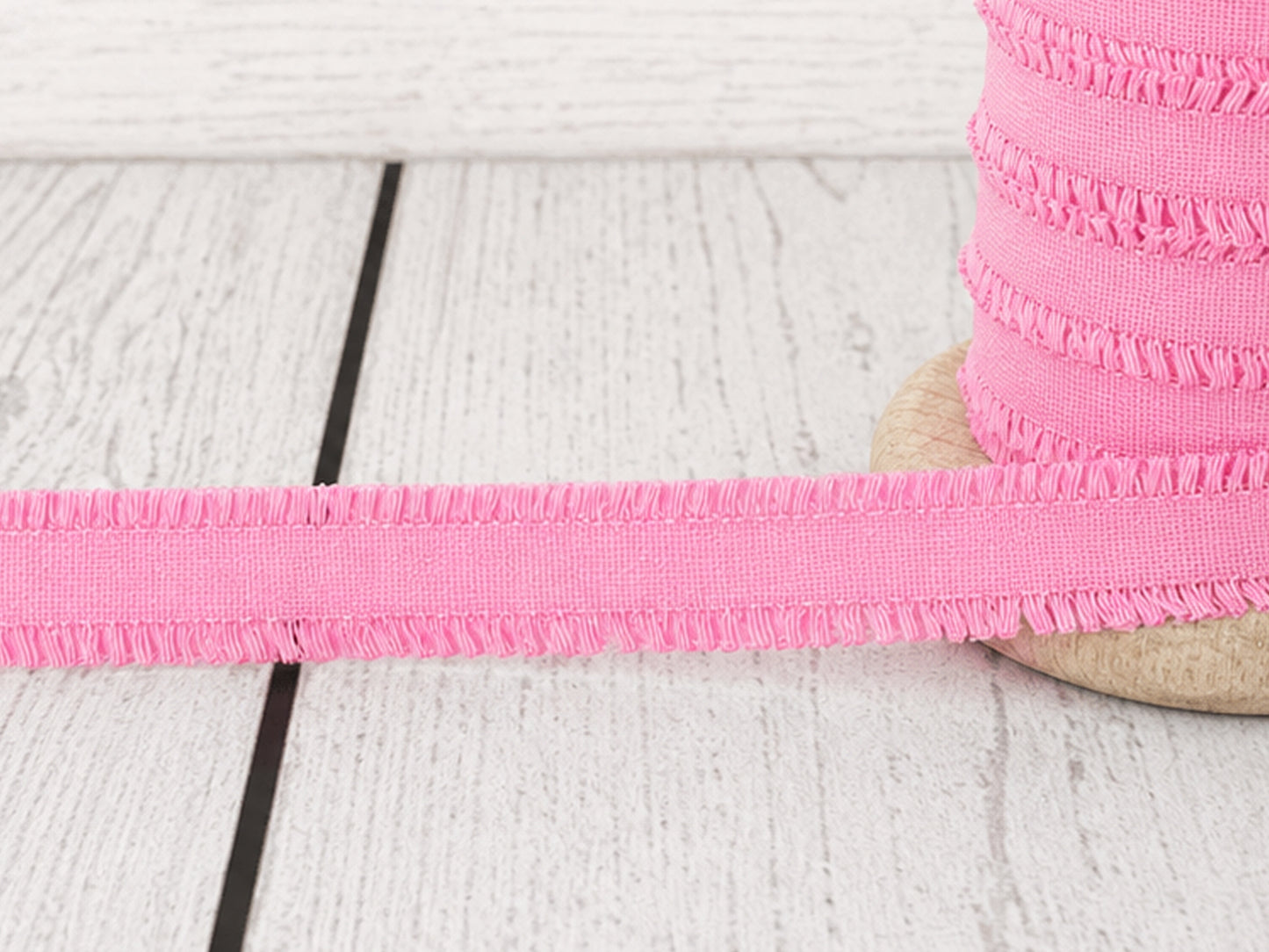 rosa rüschen gummiband auf Holzunterlage, ideal für Nähprojekte, 100% Polyester, 14 mm breit