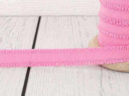 rosa rüschen gummiband auf Holzunterlage, ideal für Nähprojekte, 100% Polyester, 14 mm breit
