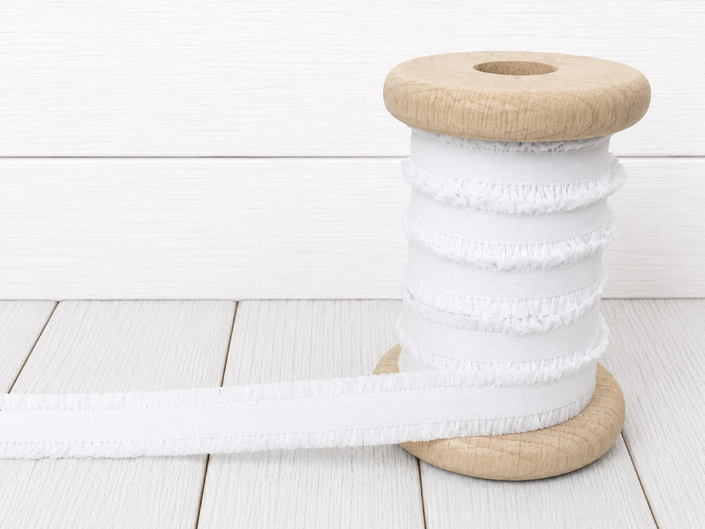 weiss rüschen gummiband kaufen auf einer Holzspule, ideal für Nähprojekte und Verzierungen