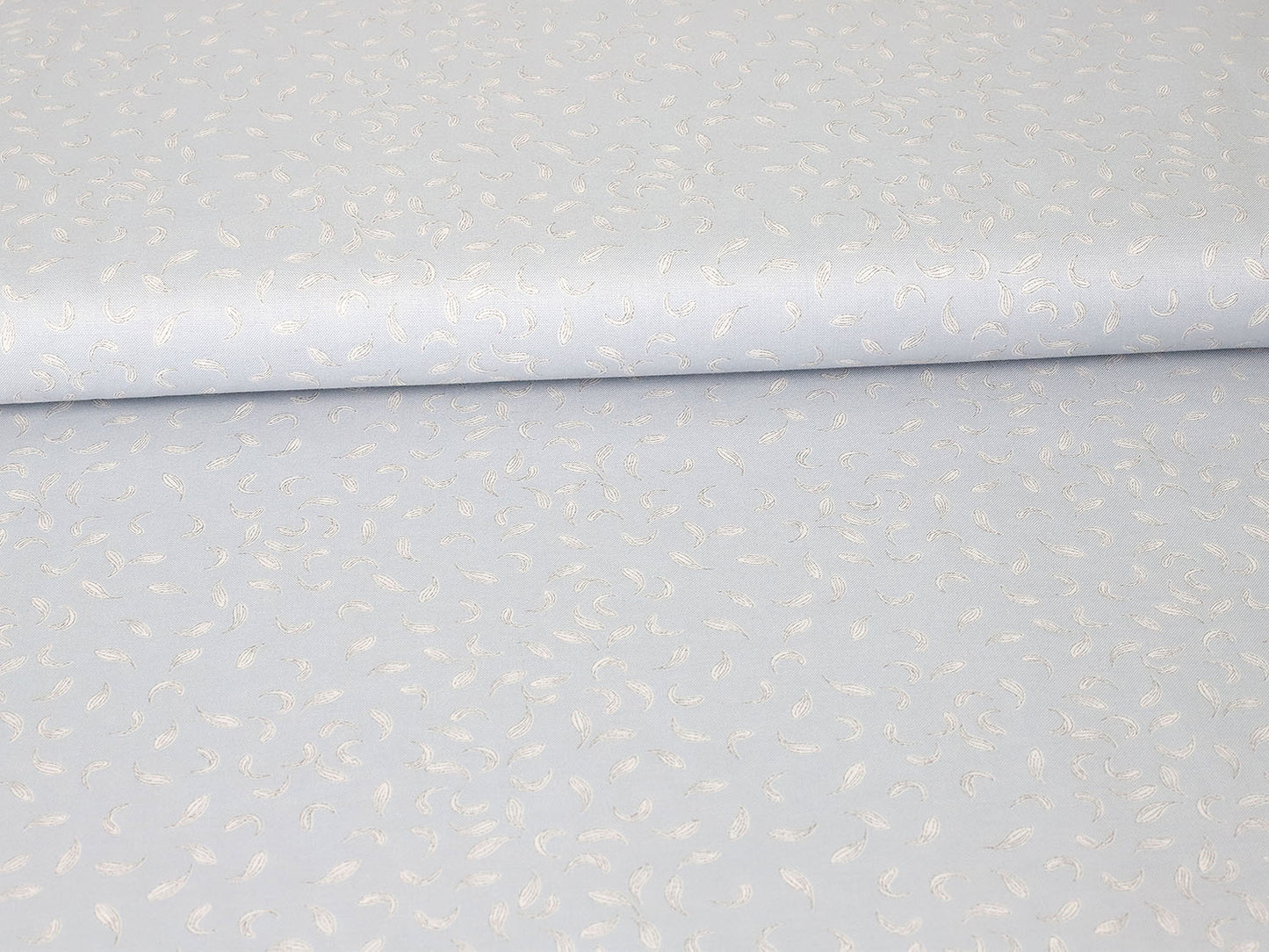 baumwolle-stoff-patchwork-lewis-irene-love-me-love-me-not-falling-petals-light-grey-2