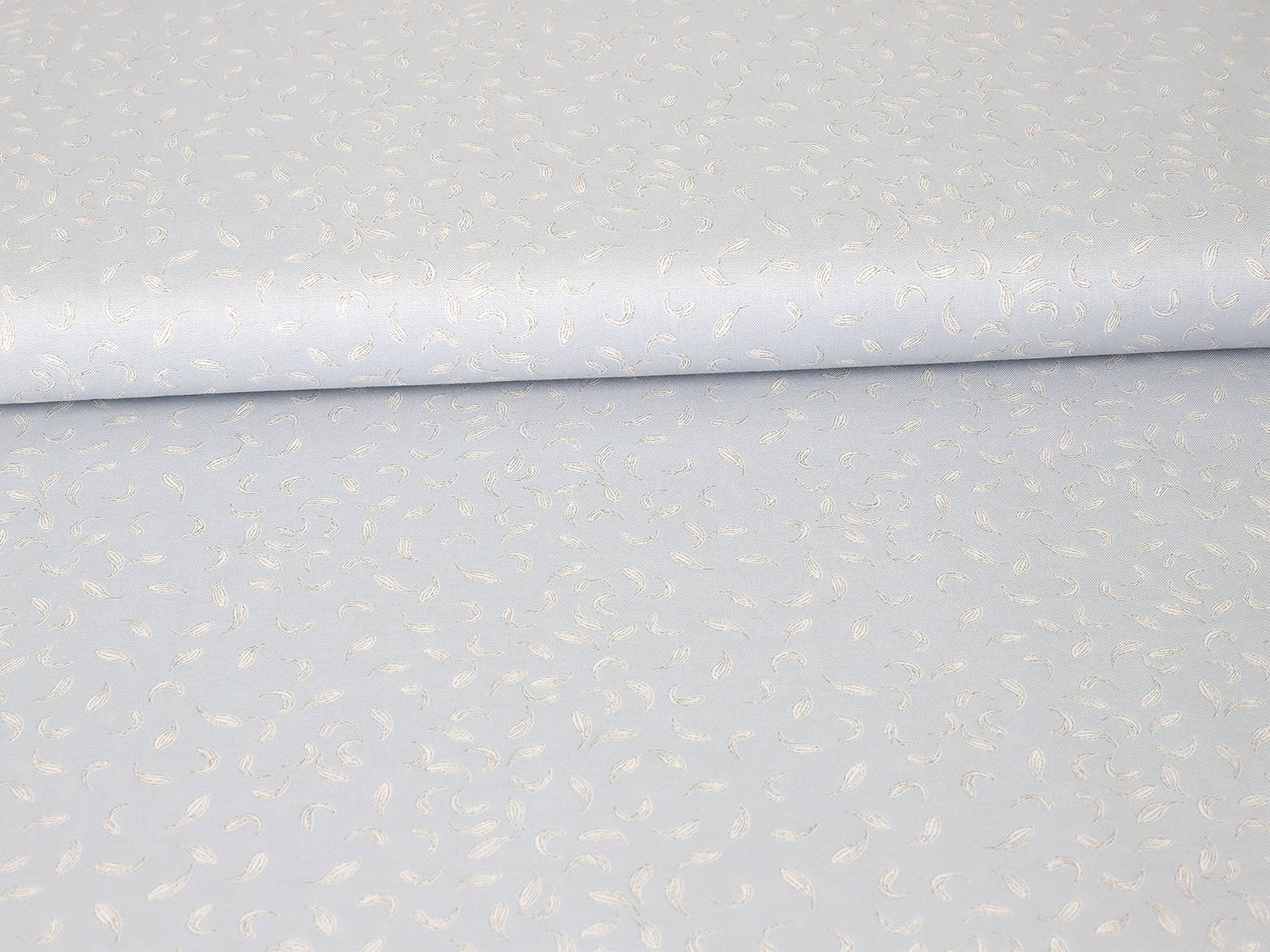 baumwolle-stoff-patchwork-lewis-irene-love-me-love-me-not-falling-petals-light-grey-2