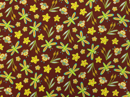 Patchworkstoff - Baumwolle Stoff - Polka Dot Pond Bugs mit bunten Libellen und Blumen auf braunem Hintergrund.