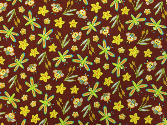Patchworkstoff - Baumwolle Stoff - Polka Dot Pond Bugs mit bunten Libellen und Blumen auf braunem Hintergrund.