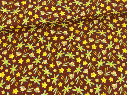 Patchworkstoff - Baumwolle Stoff - Polka Dot Pond Bugs in bunten Blumen- und Insektenmotiven auf braunem Hintergrund.