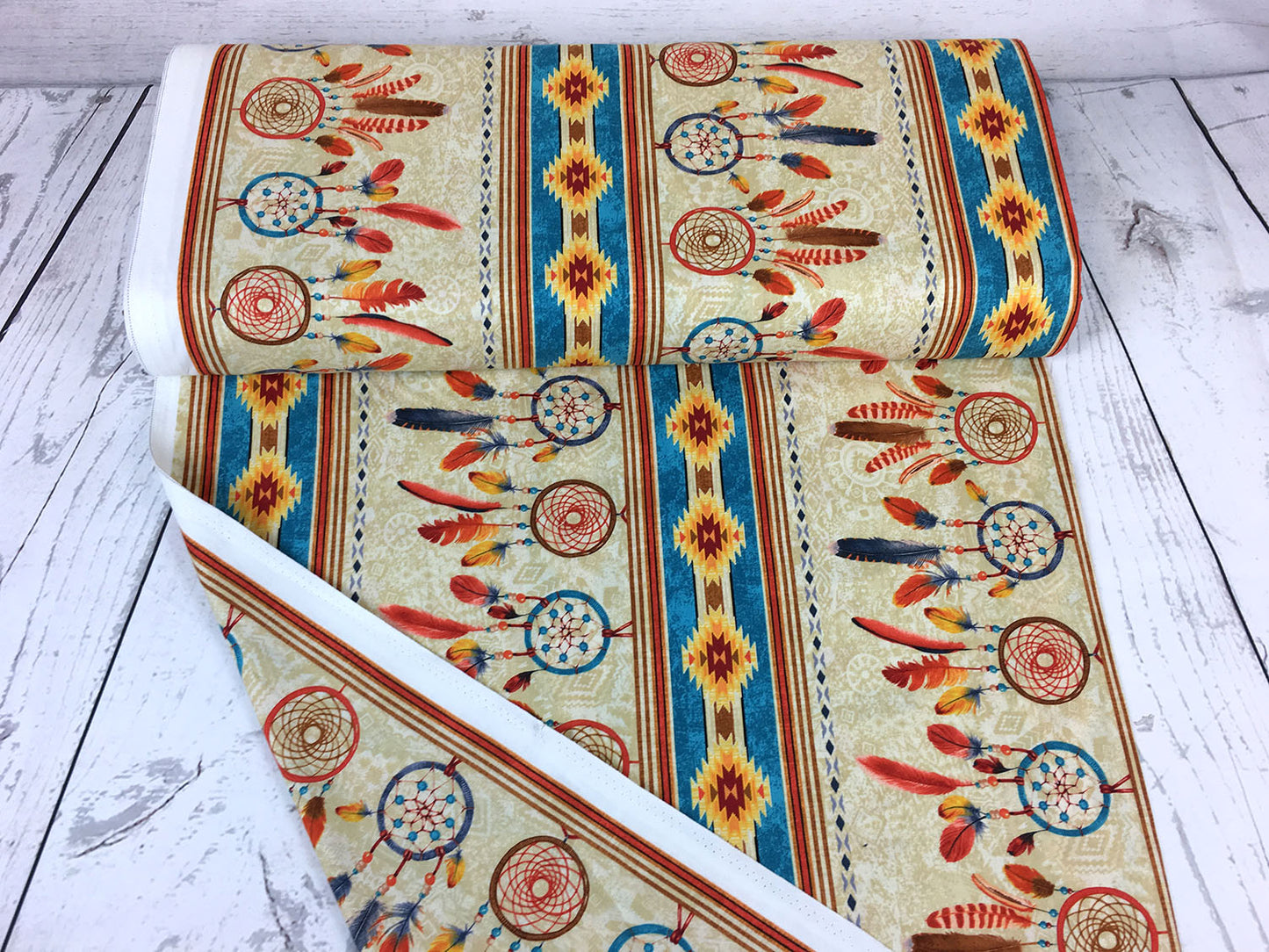 Patchworkstoff - Baumwolle Stoff - Southwest Dreamcatcher mit bunten Traumfängern und Federn auf hellem Hintergrund.