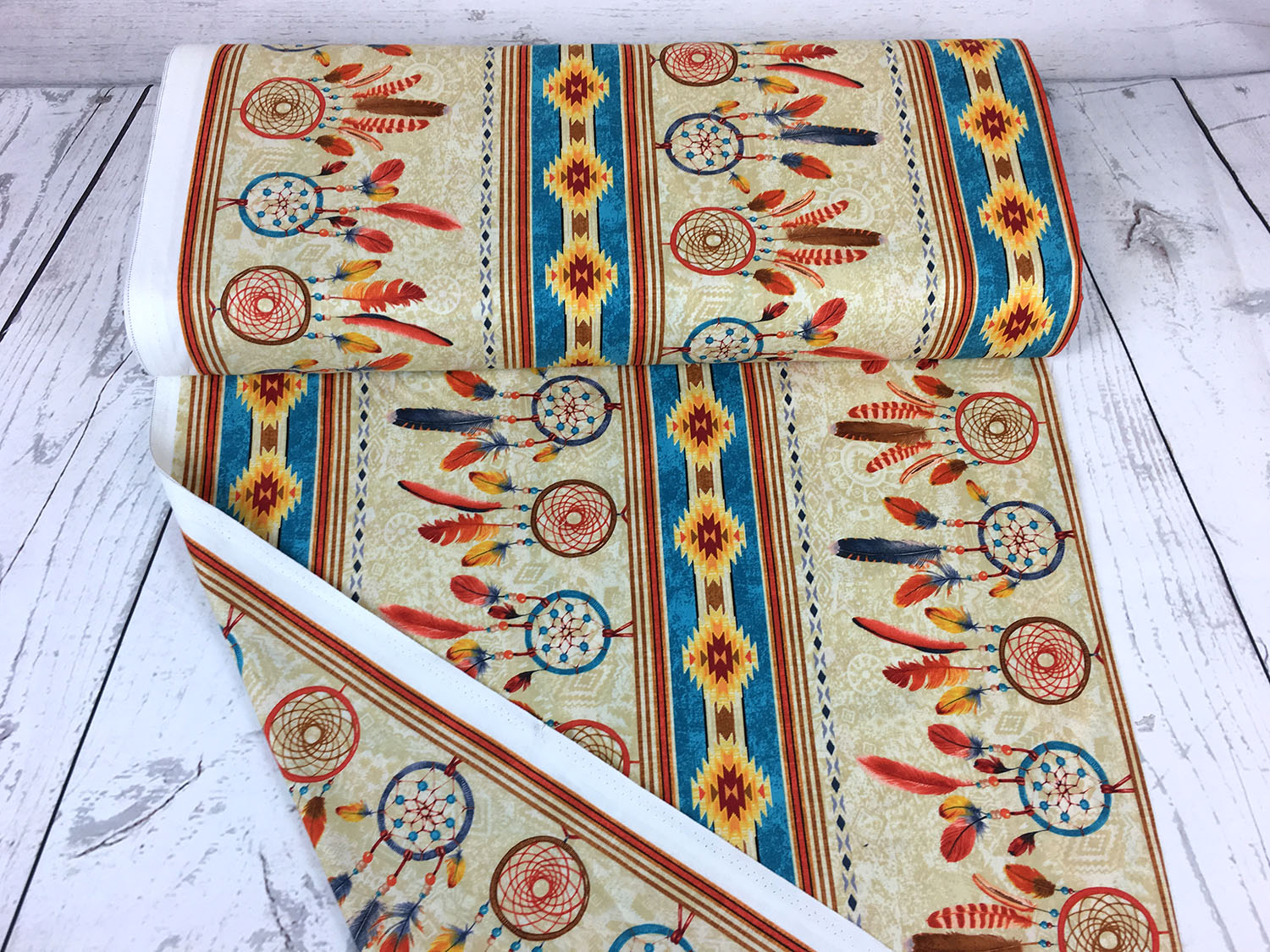 Patchworkstoff - Baumwolle Stoff - Southwest Dreamcatcher mit bunten Traumfängern und Federn auf hellem Hintergrund.