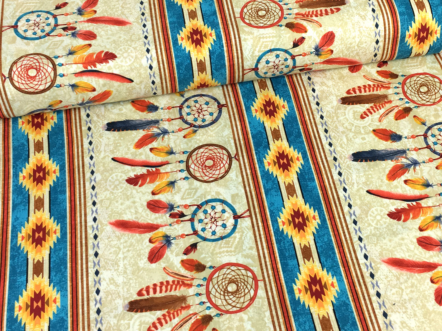 Patchworkstoff - Baumwolle Stoff - Southwest Dreamcatcher mit Traumfängern und farbigen Mustern auf hellem Hintergrund.
