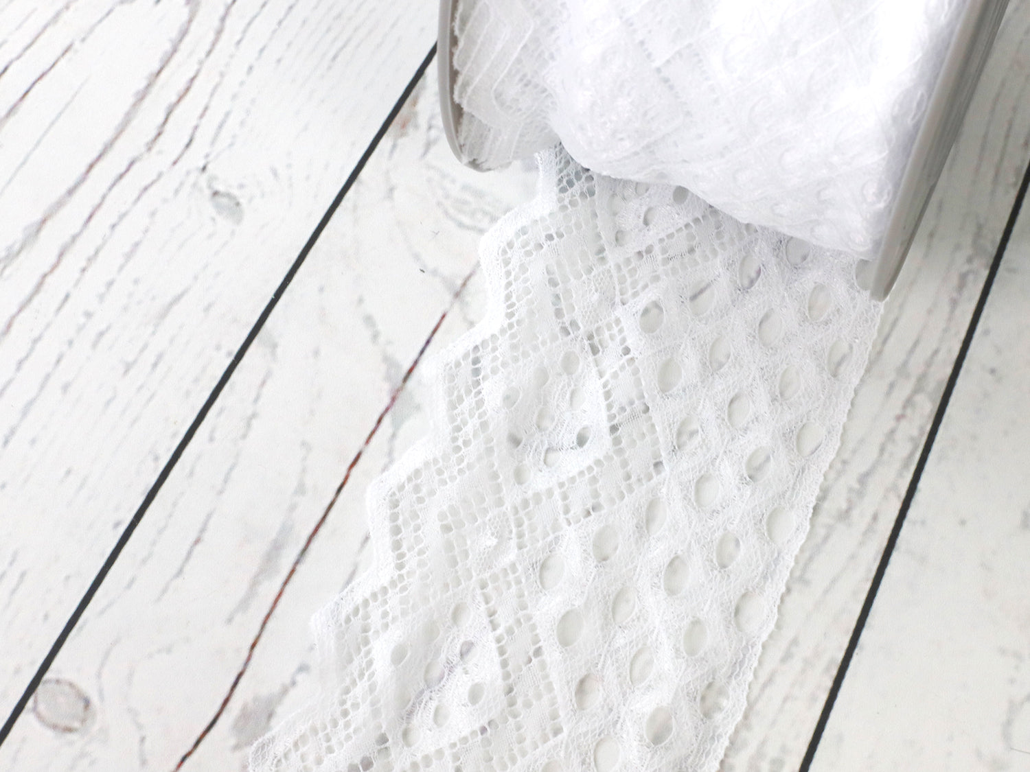 100mm weiße Spitze für Kleidung auf Rolle, ideal für Nähprojekte und DIY-Dekoration.