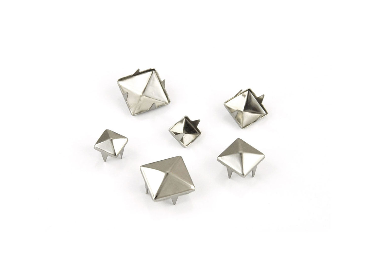 deko-nieten-zum-anstecken-pyramide-2