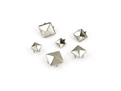 deko-nieten-zum-anstecken-pyramide-2