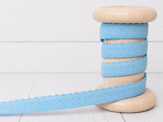 hellblau elastisches einfassband auf einer Holzspule, dekoratives Design mit Bogenkante, 11 mm breit