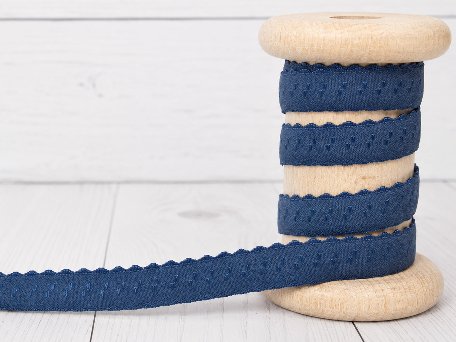 jeansblau elastisches einfassband auf einer Holzspule, breites 11 mm Band mit Bogenkante, waschbar bis 30 Grad.