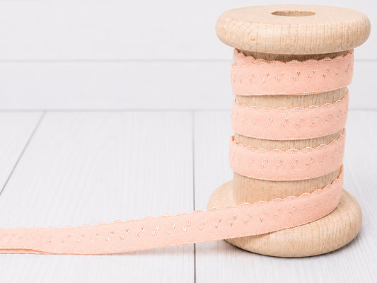 Elastisches Einfassband - lachs auf Holzspule, 11 mm breit, waschbar bis 30 Grad, Bogenkante.