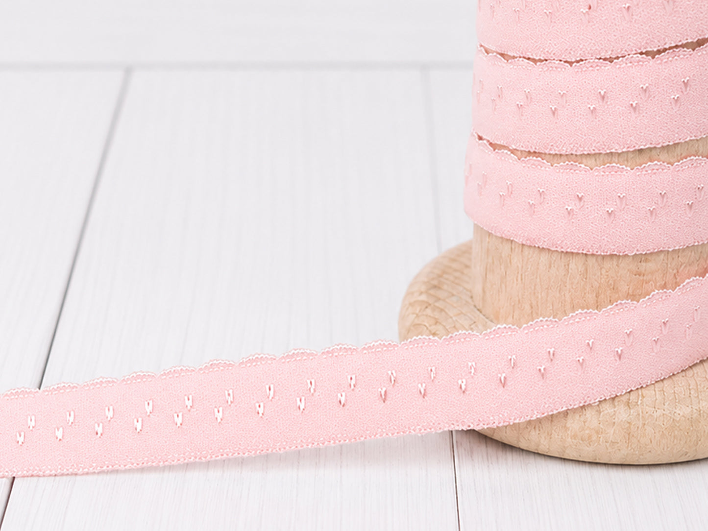 elastisches einfassband rosé kaufen für kreative Nähprojekte - 11 mm breites Material in zartem Rosé.