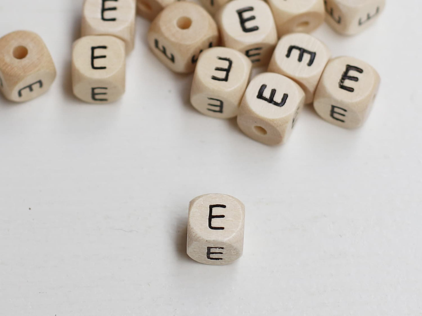 holz-schnulli-perle-fuer-schnullerketten-buchstabe-e